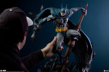 Cargar imagen en el visor de la galería, Pre-Venta: Batman Premium Format™ Figure - Sideshow Collectibles
